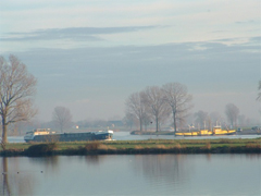 De Maas met rechts n van de twee ponten.