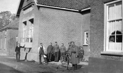 Soldaten bij de school